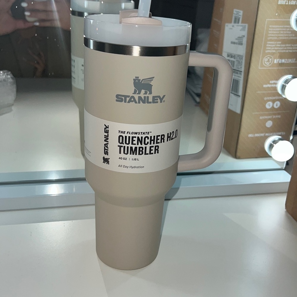 Soft matte finish Stanley the flowstate quencher H2.0 tumbler 40oz